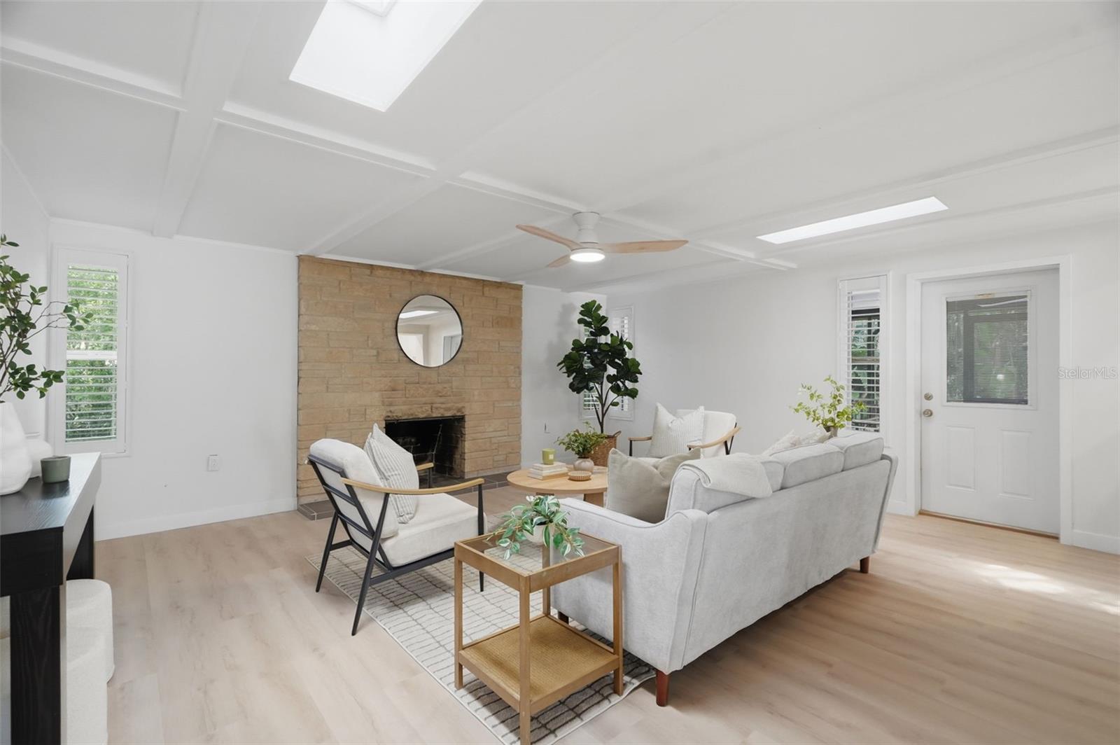 1360 IRVING AVE — photo 10