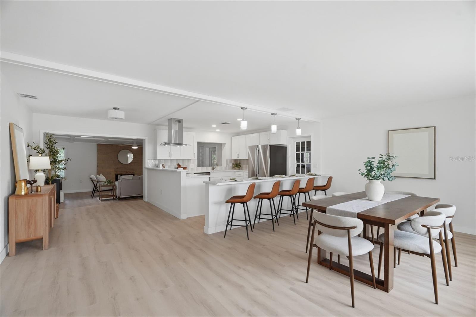 1360 IRVING AVE — photo 4