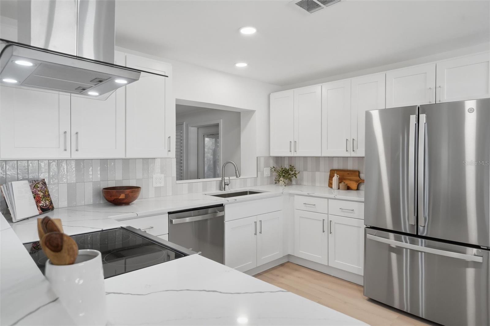 1360 IRVING AVE — photo 6