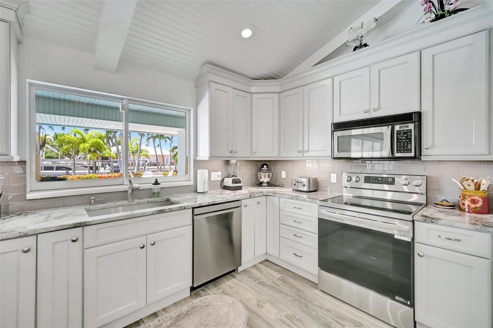 514 KEY ROYALE DR — photo 19