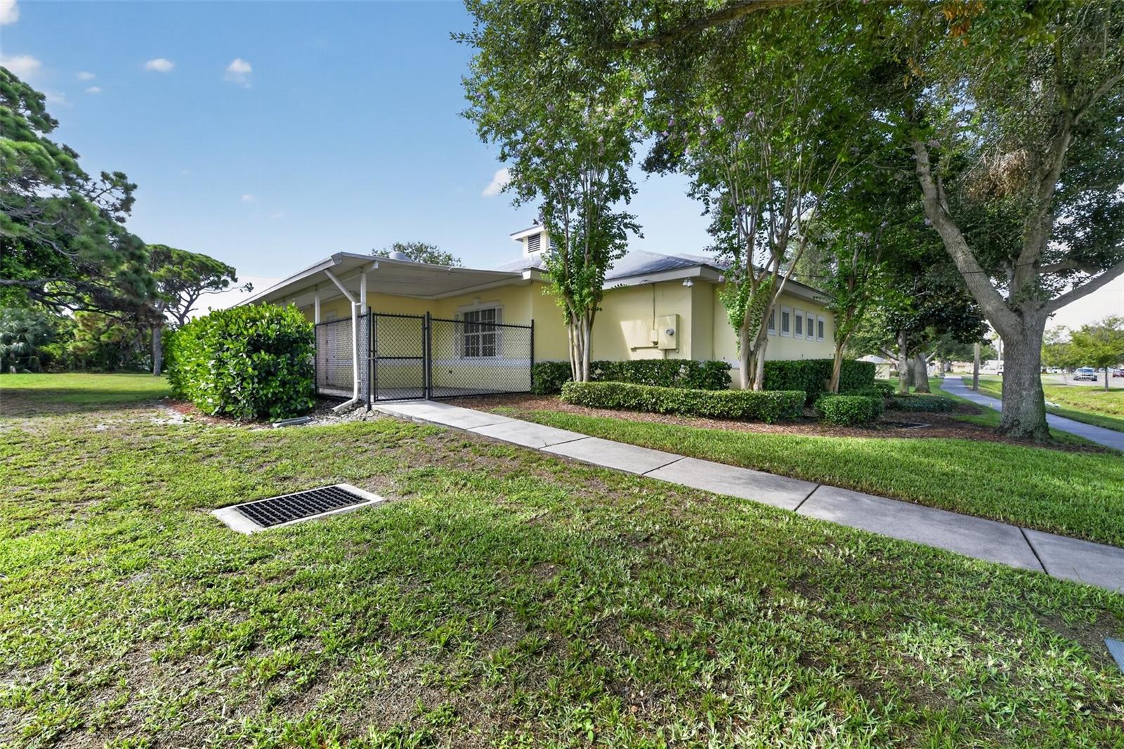 2555 PINELLAS POINT DR S — photo 2