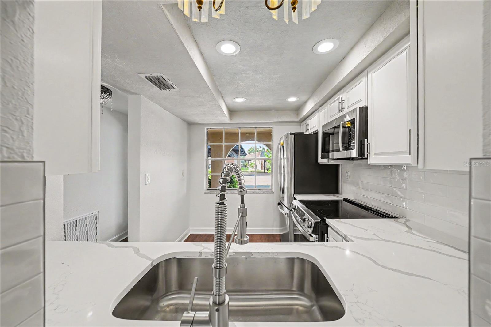 4135 STRATFORD DR — photo 13