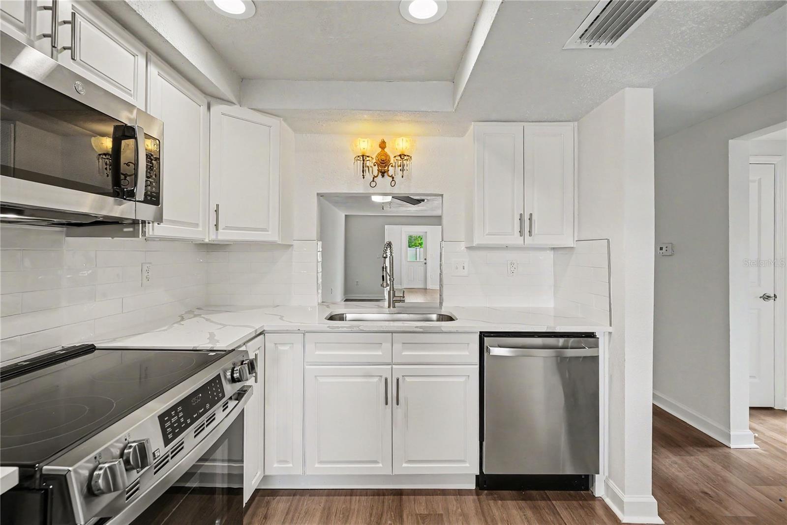 4135 STRATFORD DR — photo 11