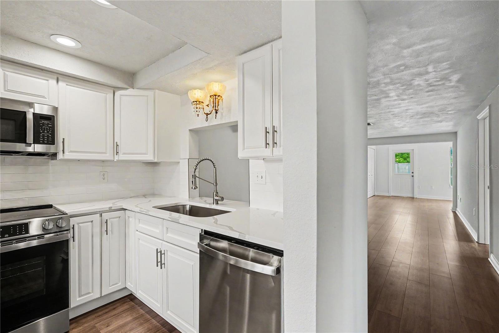 4135 STRATFORD DR — photo 10