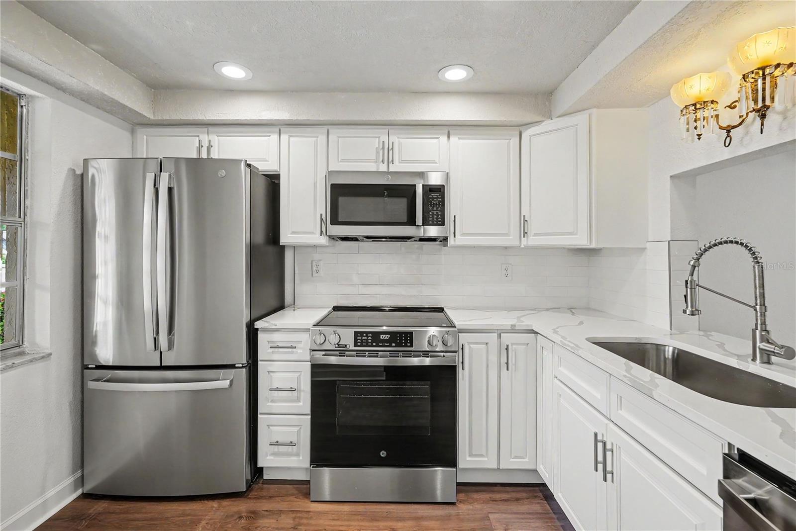 4135 STRATFORD DR — photo 12