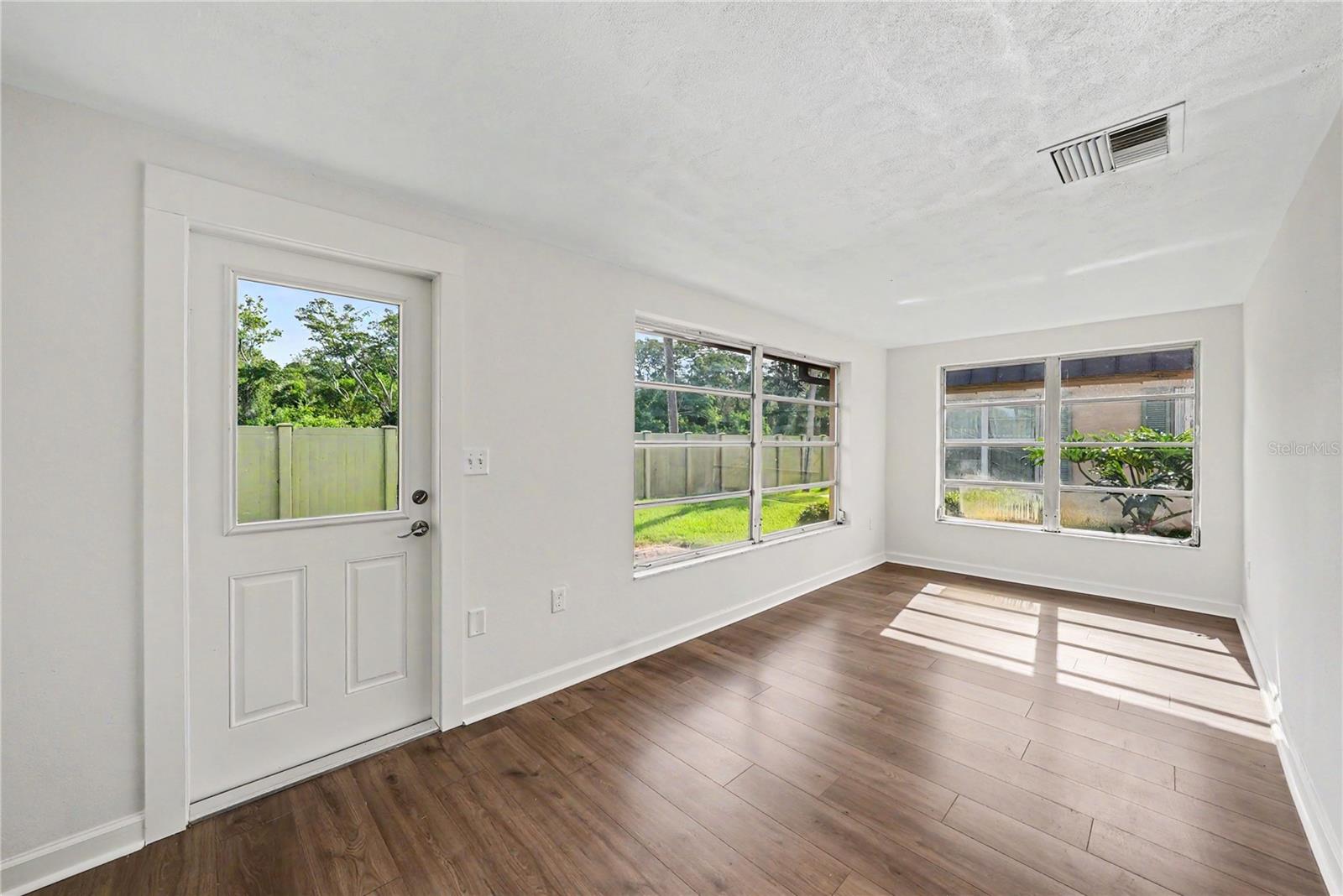 4135 STRATFORD DR — photo 14