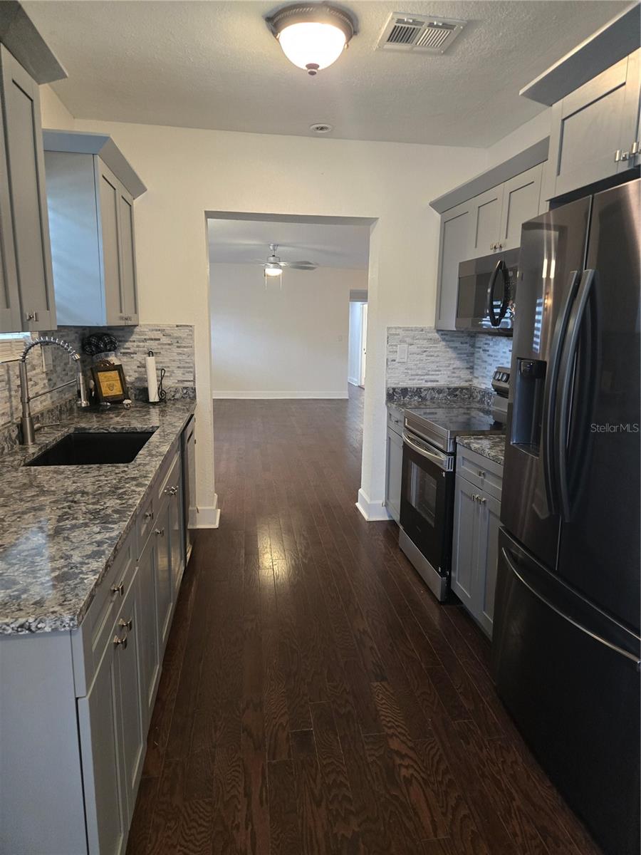 300 E IDLEWILD AVE — photo 7