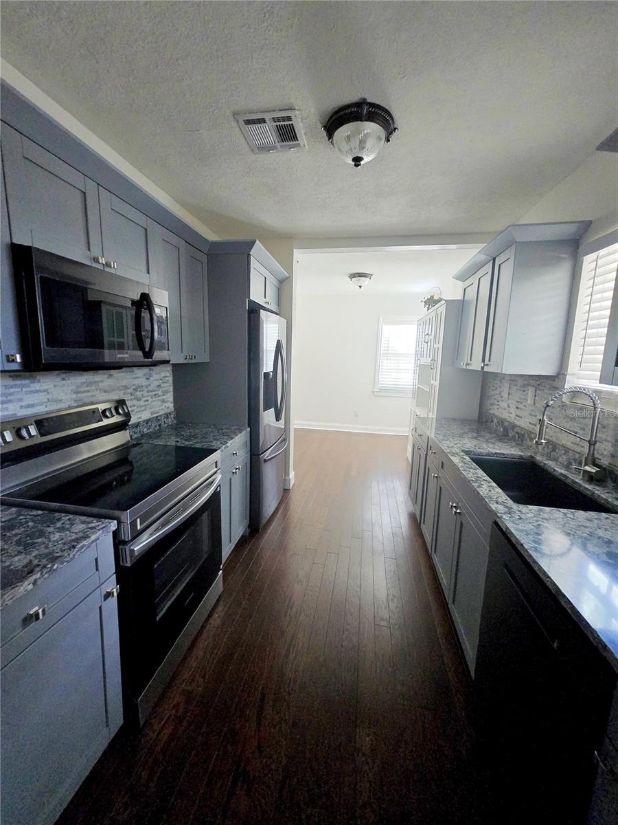 300 E IDLEWILD AVE — photo 2