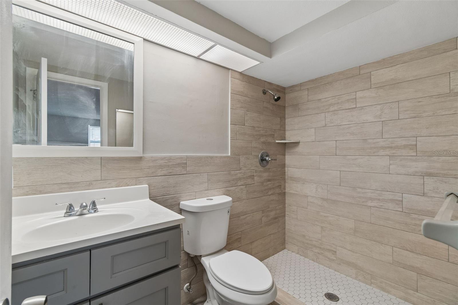 7105 OAKSHIRE DR — photo 33