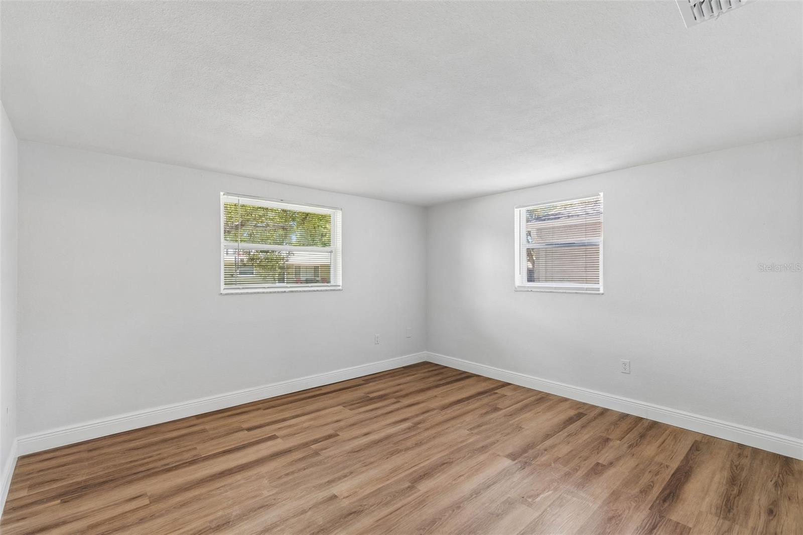 7105 OAKSHIRE DR — photo 21