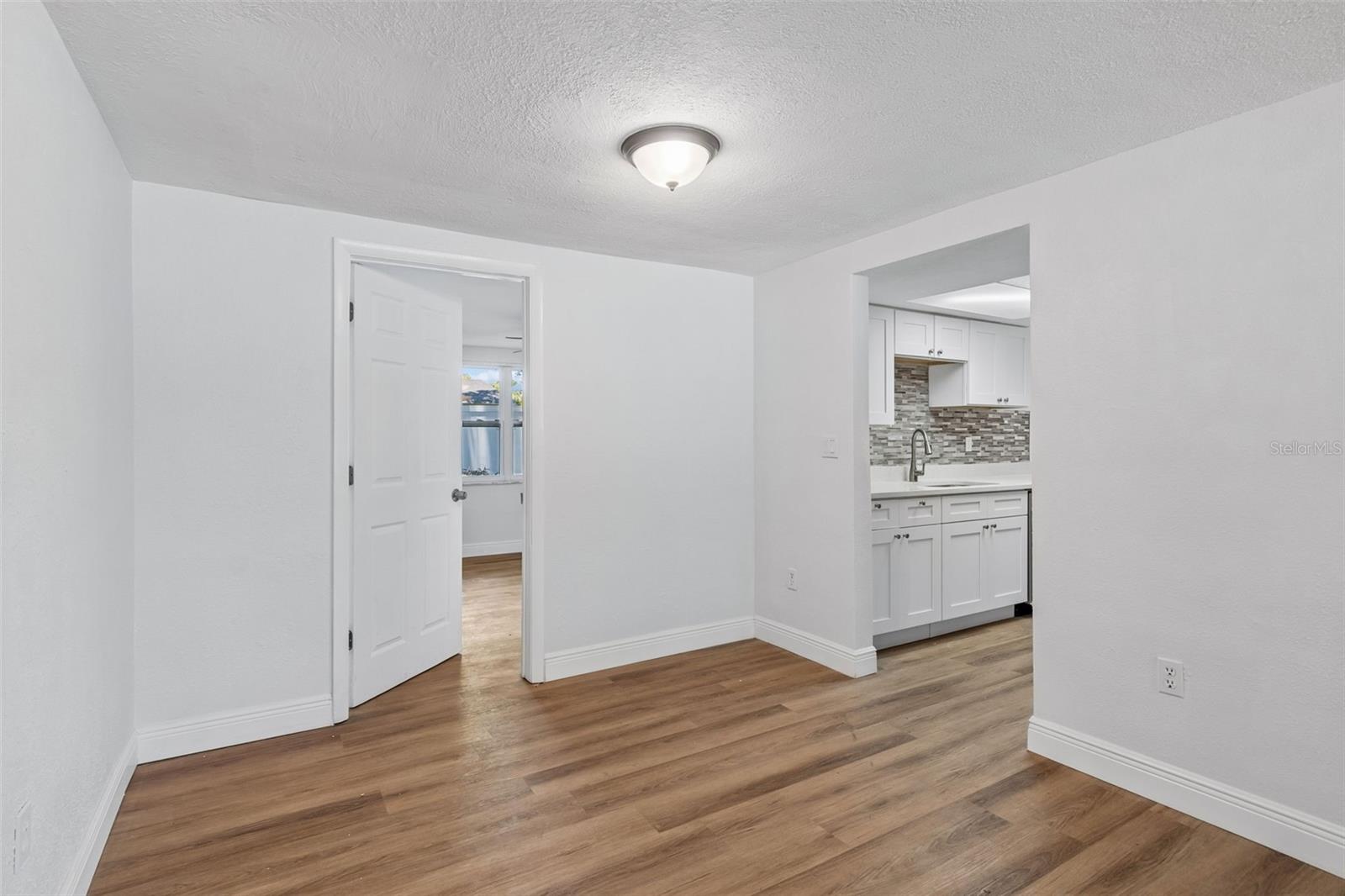 7105 OAKSHIRE DR — photo 9