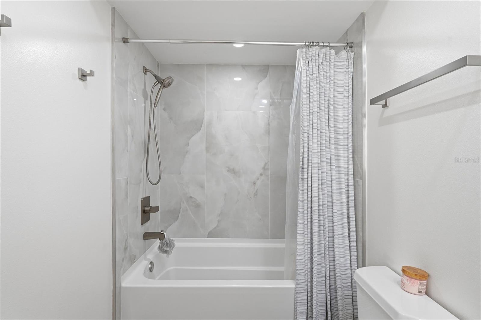 2600 CAMBRIDGE DR — photo 34