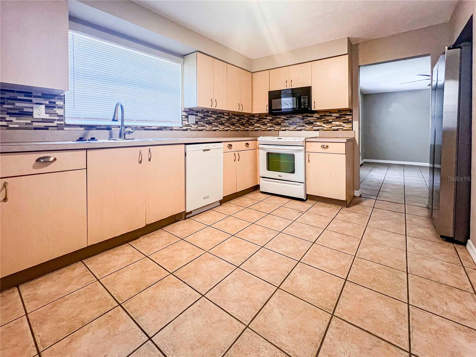 2137 ROSELAWN ST #A — photo 6
