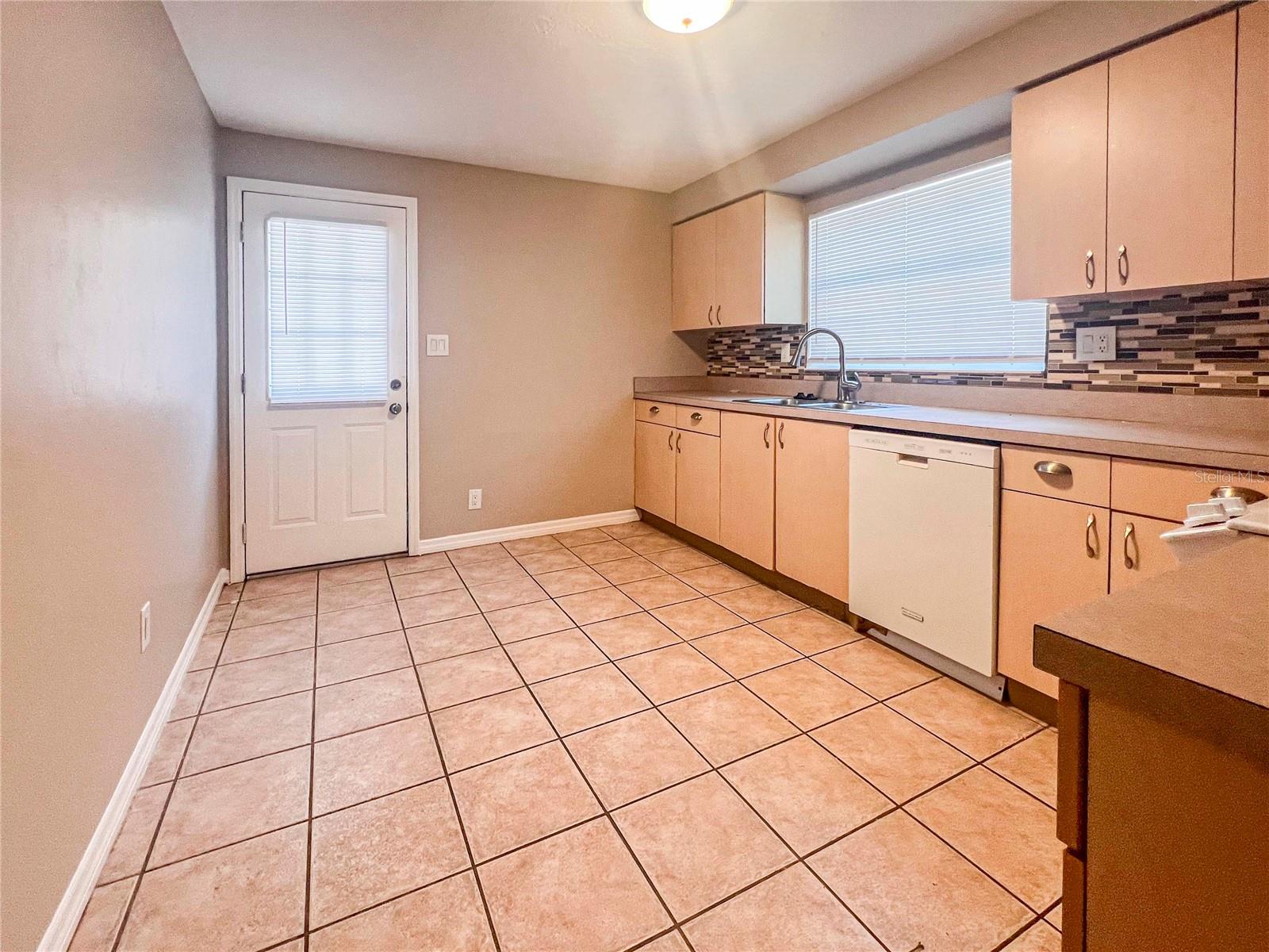 2137 ROSELAWN ST #A — photo 5