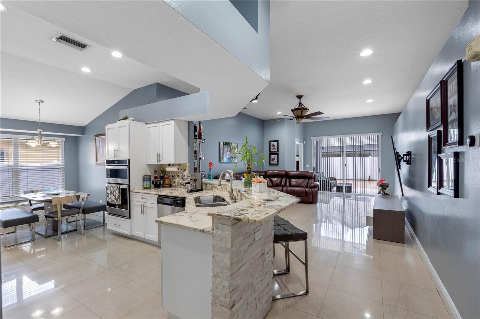 3306 PIN OAK LN — photo 40