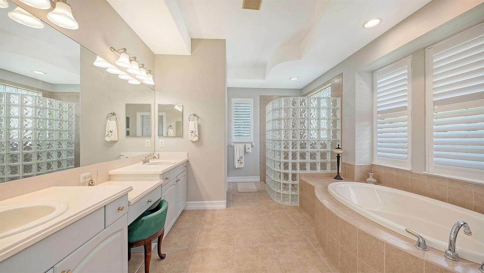 225 PESARO DR — photo 21