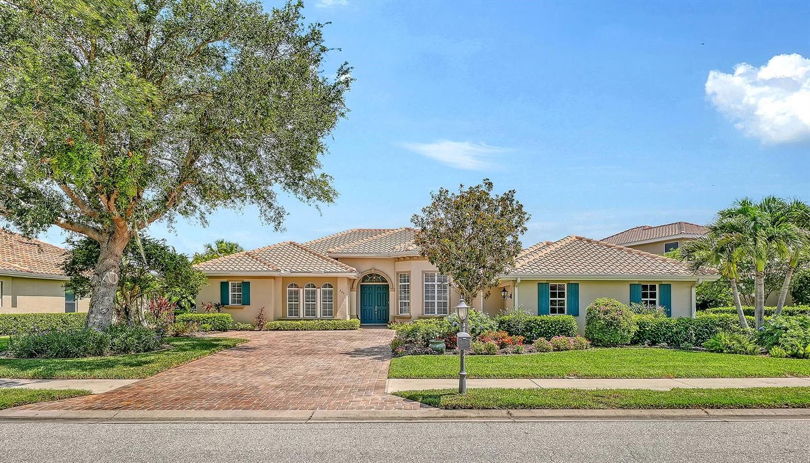 225 PESARO DR — photo 2