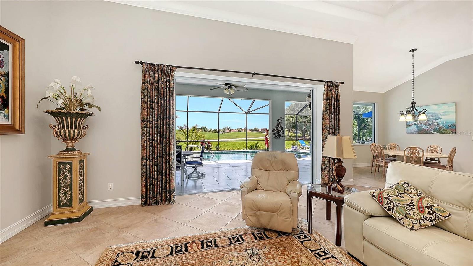 225 PESARO DR — photo 10