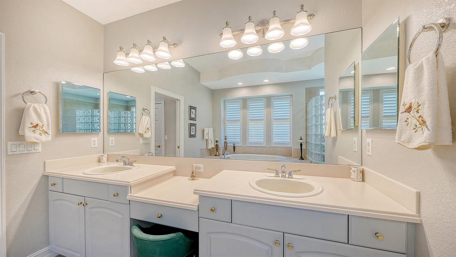 225 PESARO DR — photo 23