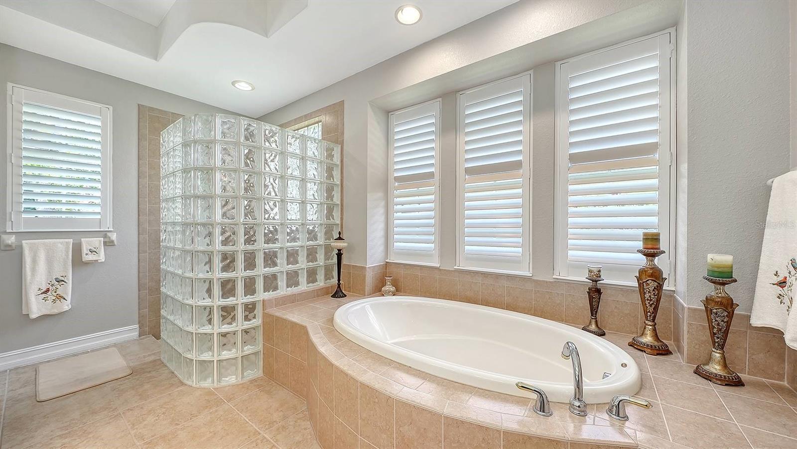225 PESARO DR — photo 22