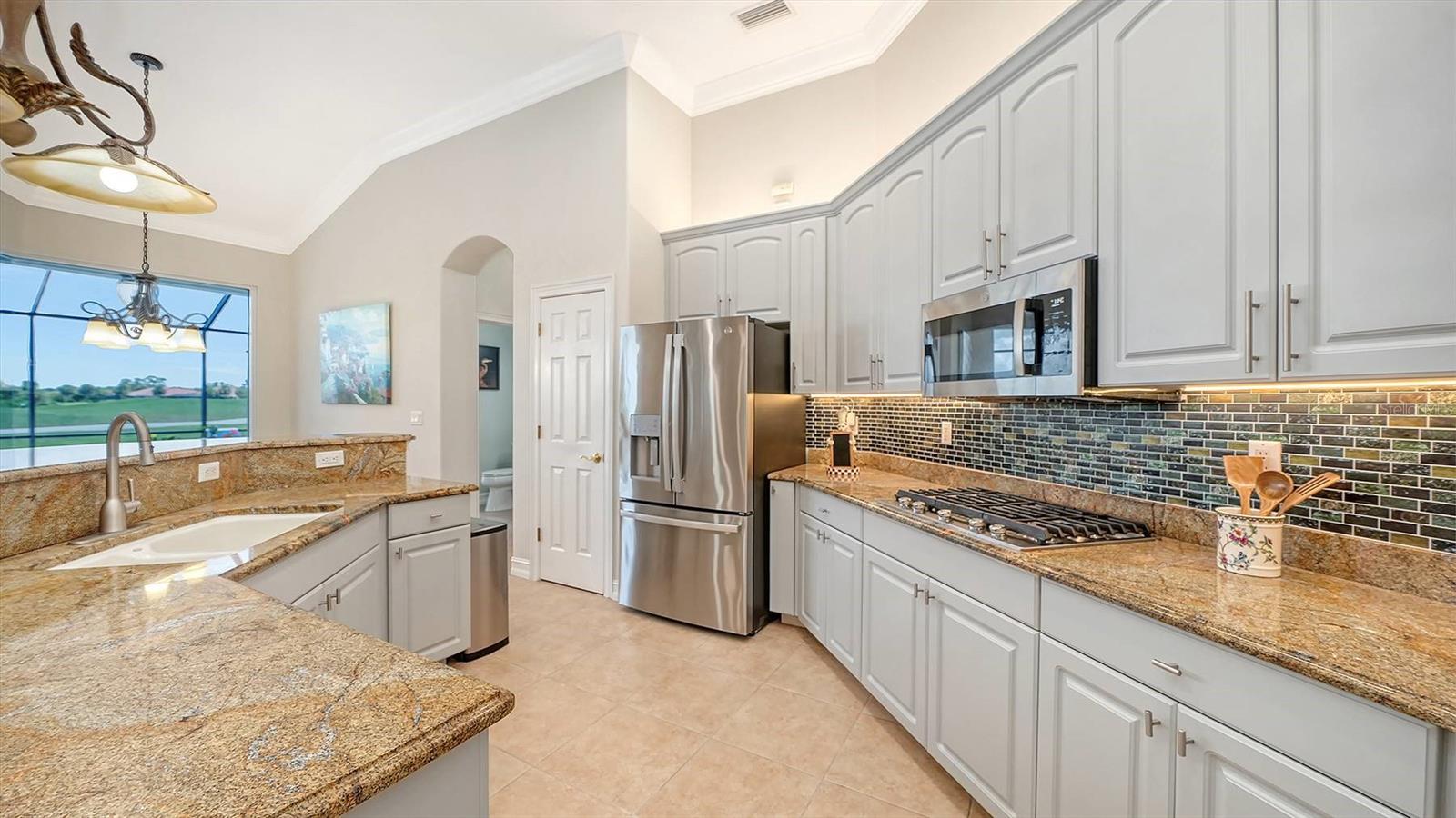 225 PESARO DR — photo 12
