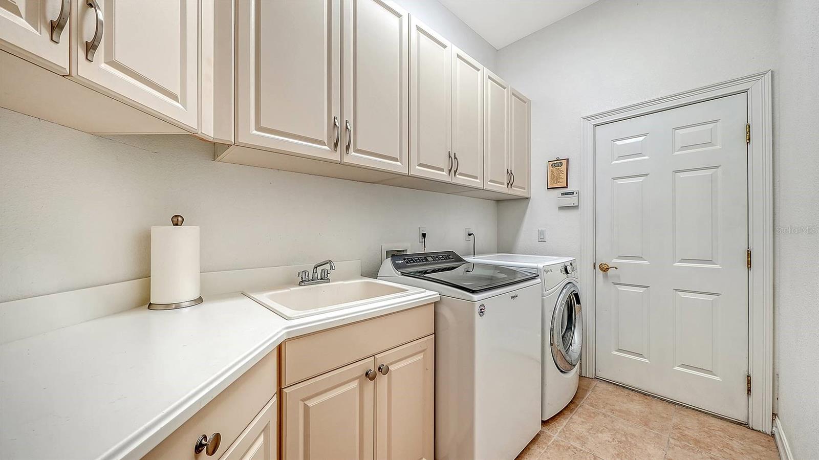 225 PESARO DR — photo 29