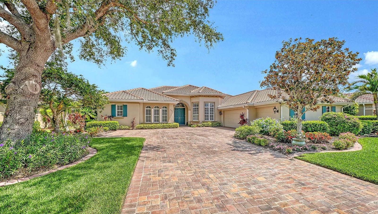 225 PESARO DR — photo 3