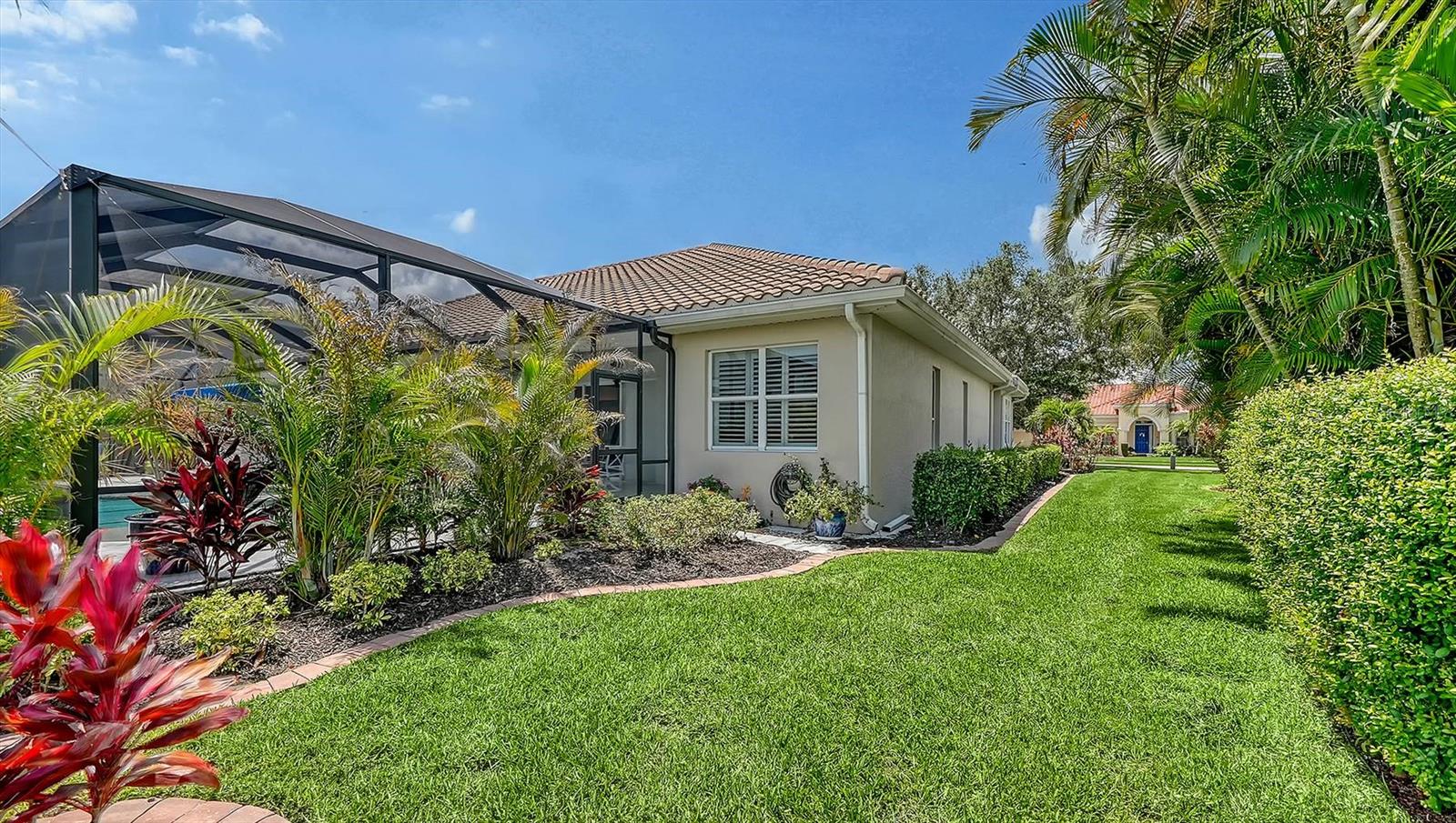 225 PESARO DR — photo 41