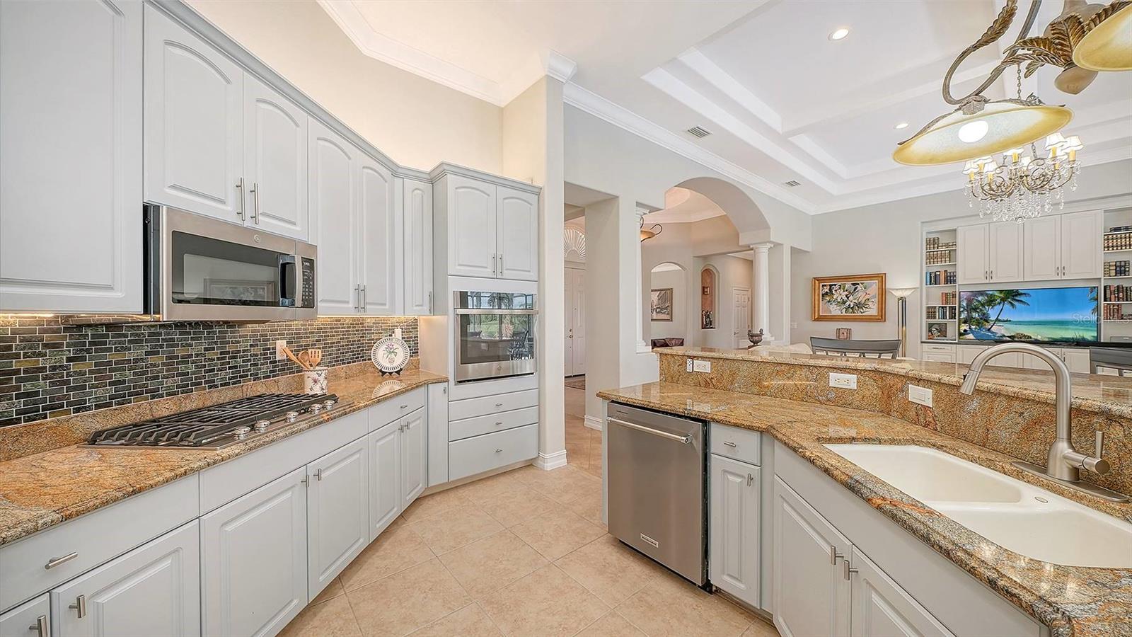 225 PESARO DR — photo 13