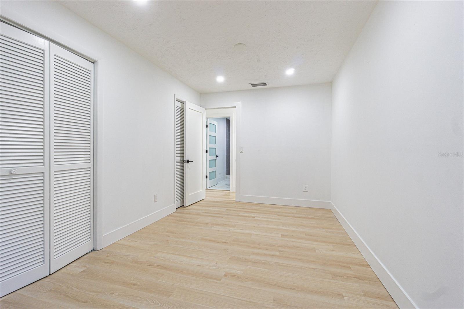 8807 OVERLOOK DR — photo 32