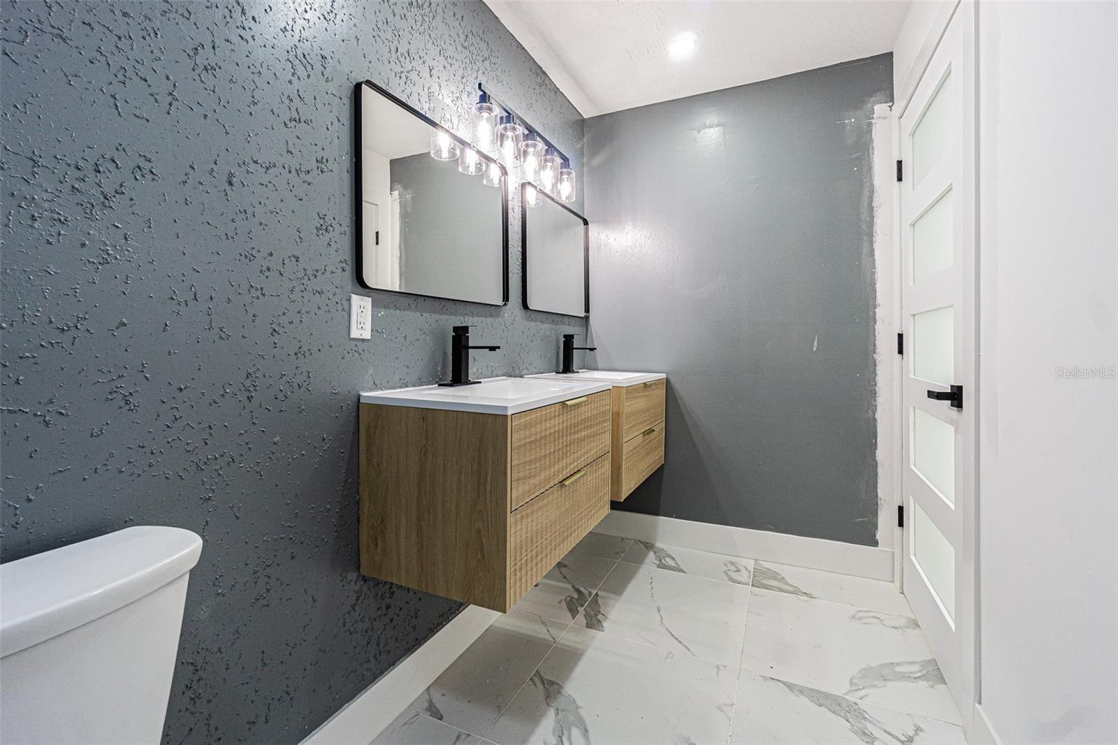 8807 OVERLOOK DR — photo 37