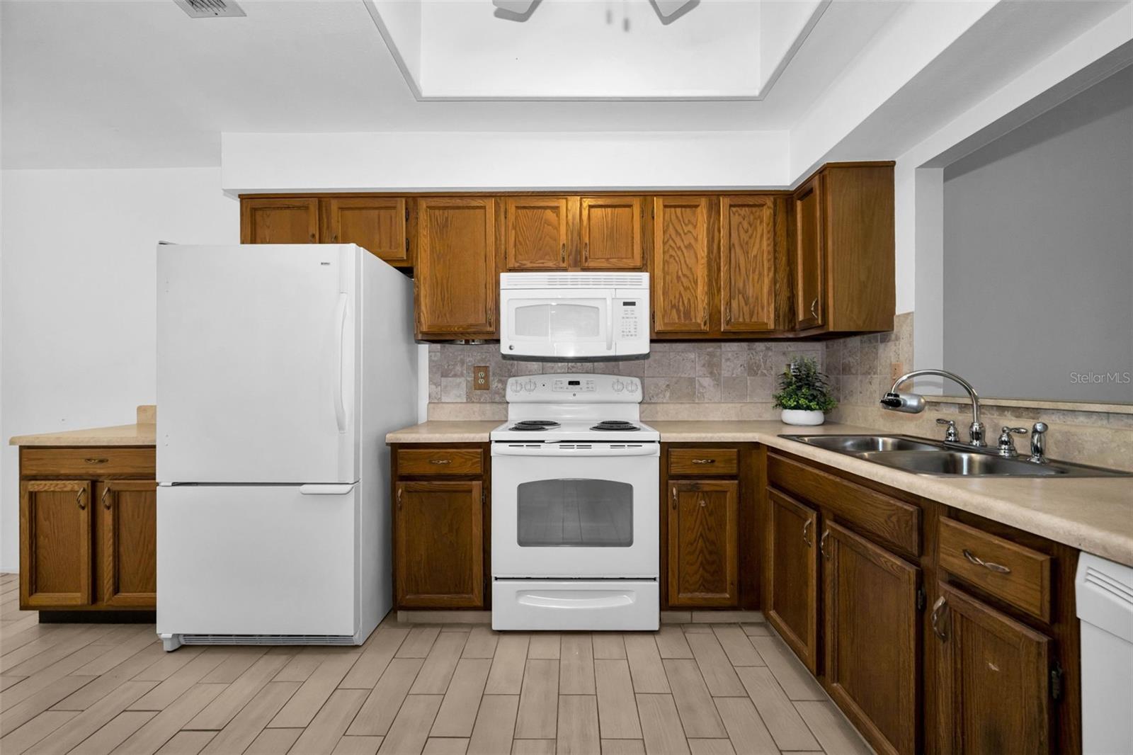 3477 HILLMOOR DR — photo 10