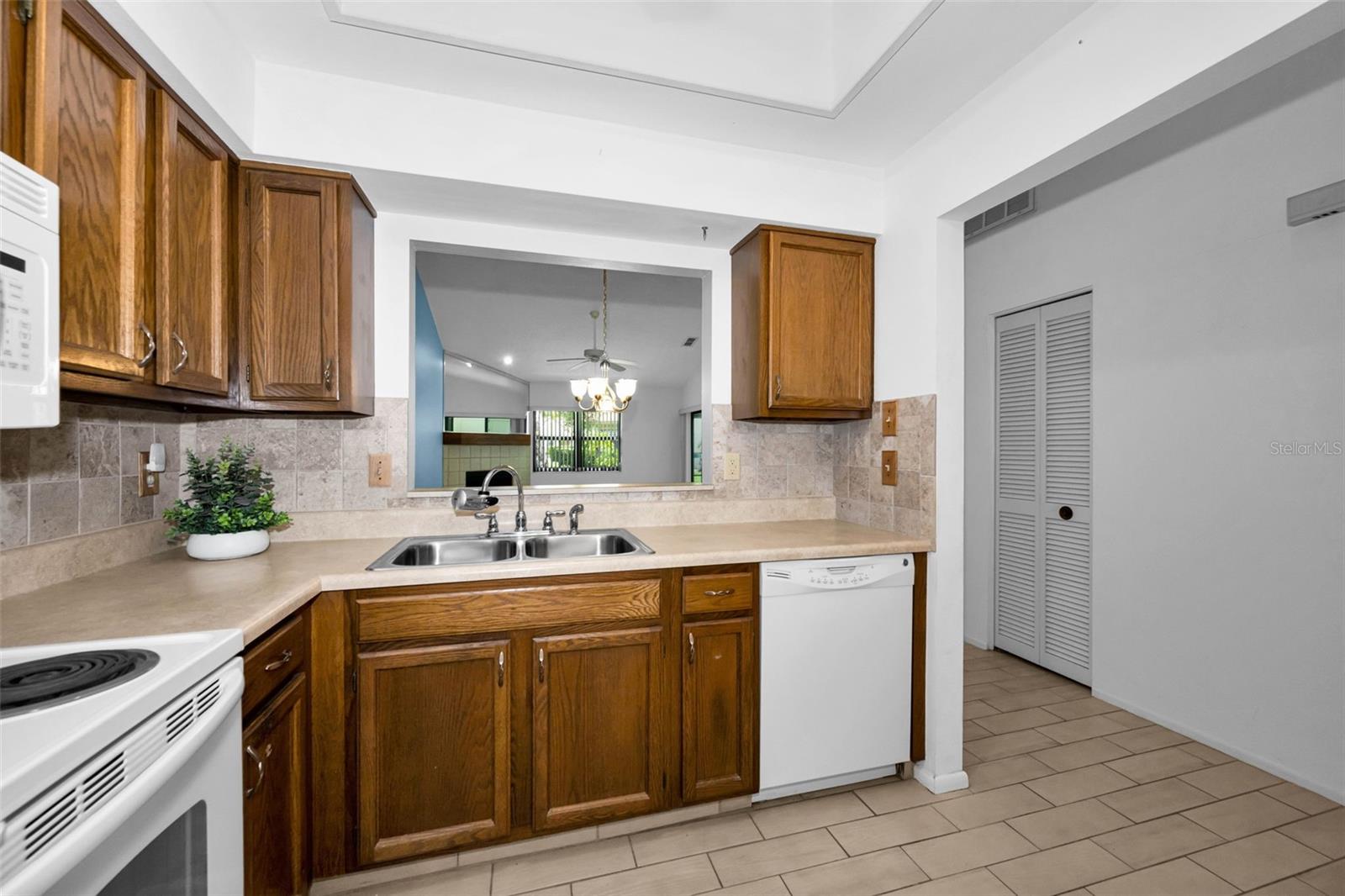3477 HILLMOOR DR — photo 12