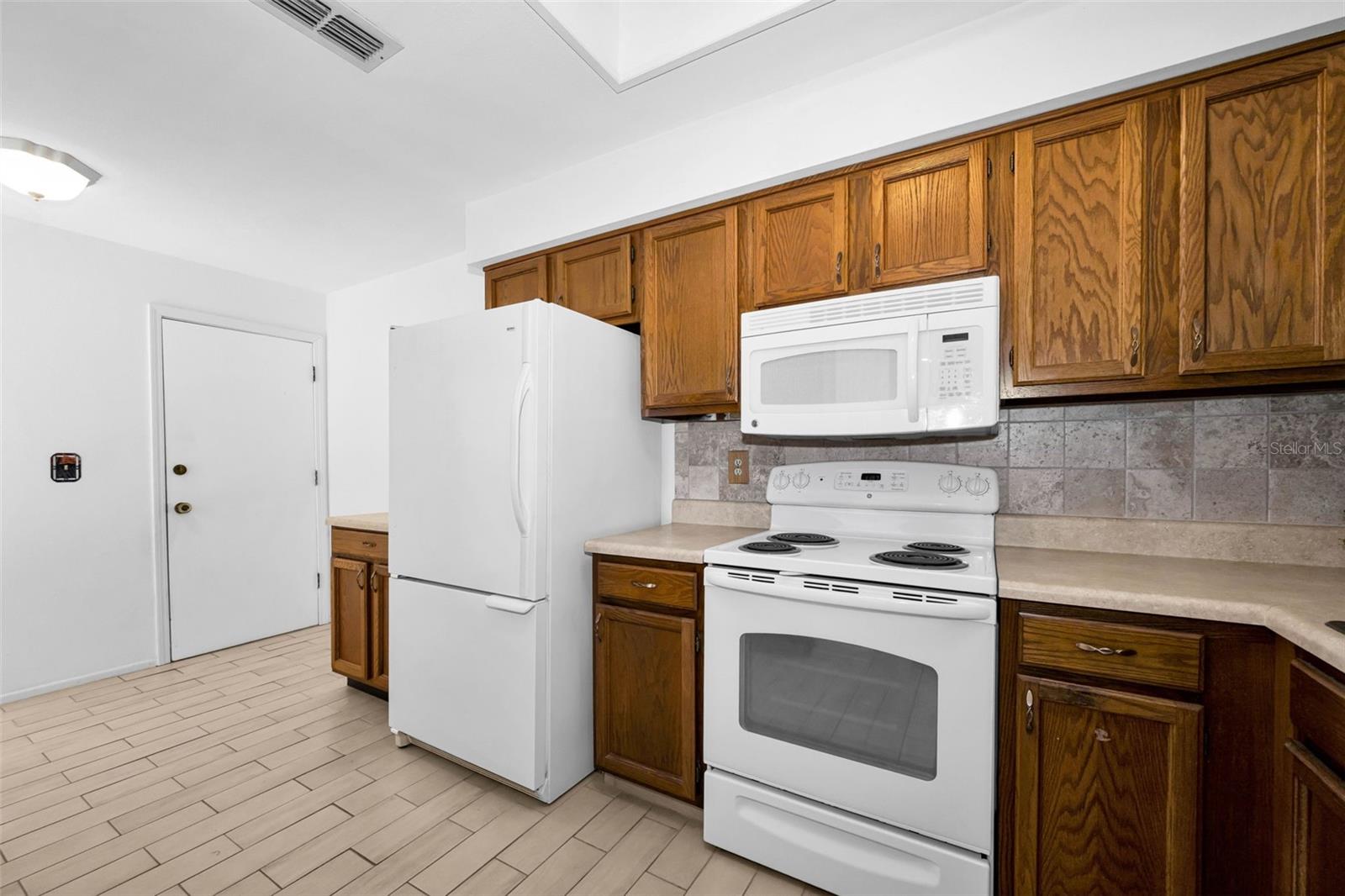 3477 HILLMOOR DR — photo 13