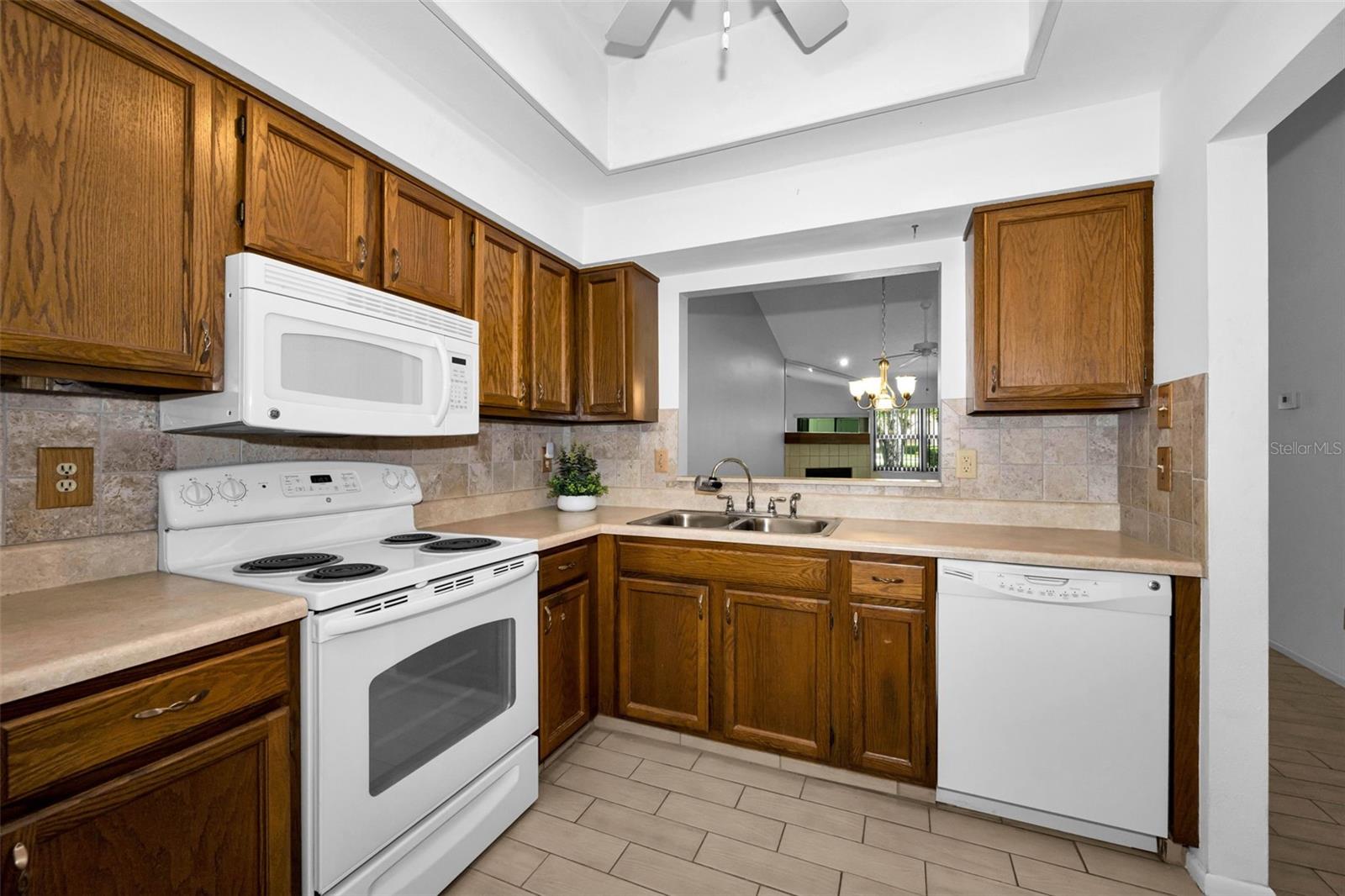3477 HILLMOOR DR — photo 11