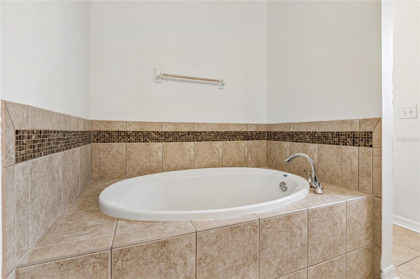 915 WINDTON OAK DR — photo 28