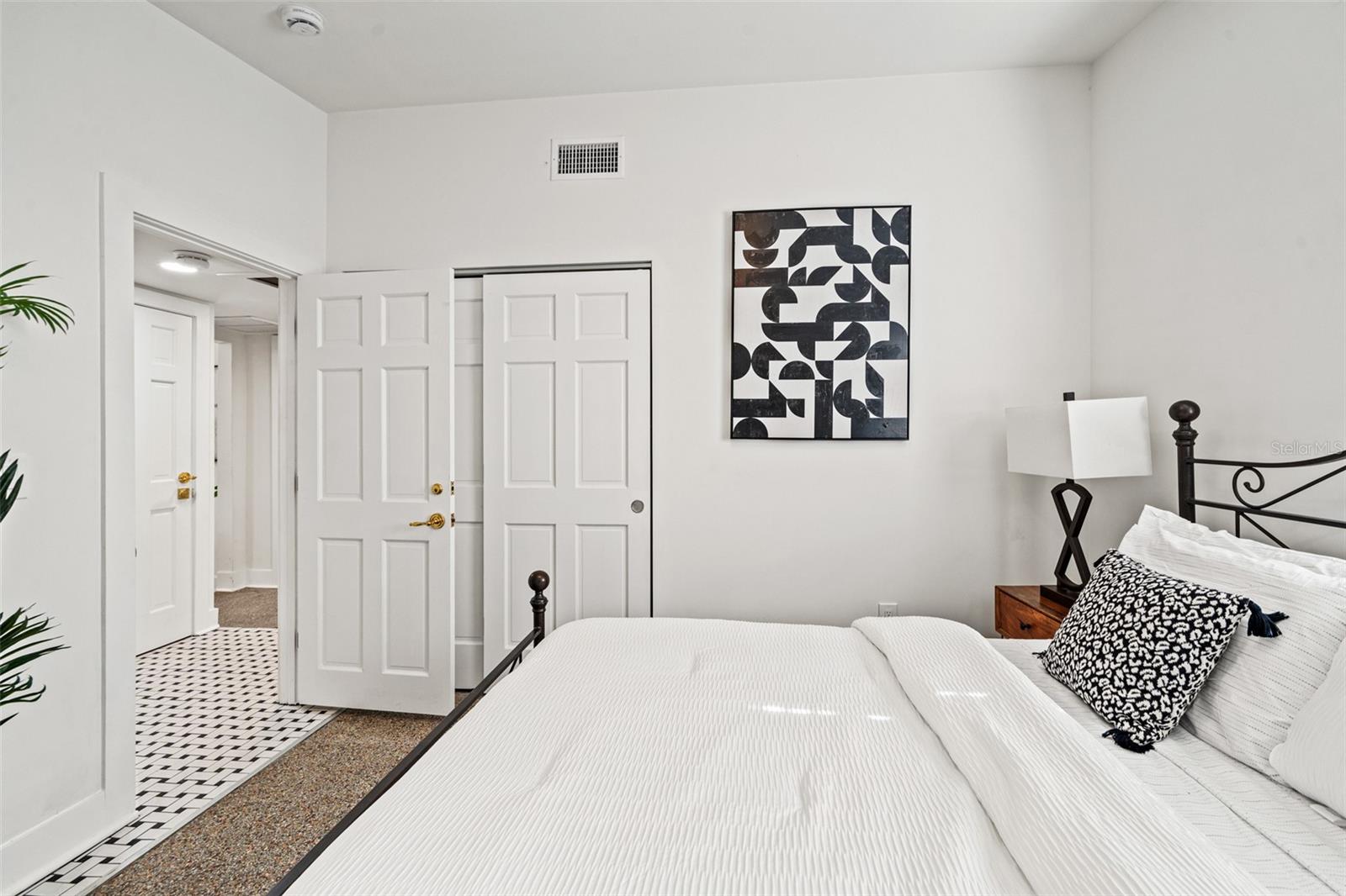 308 E HOLLYWOOD ST — photo 24
