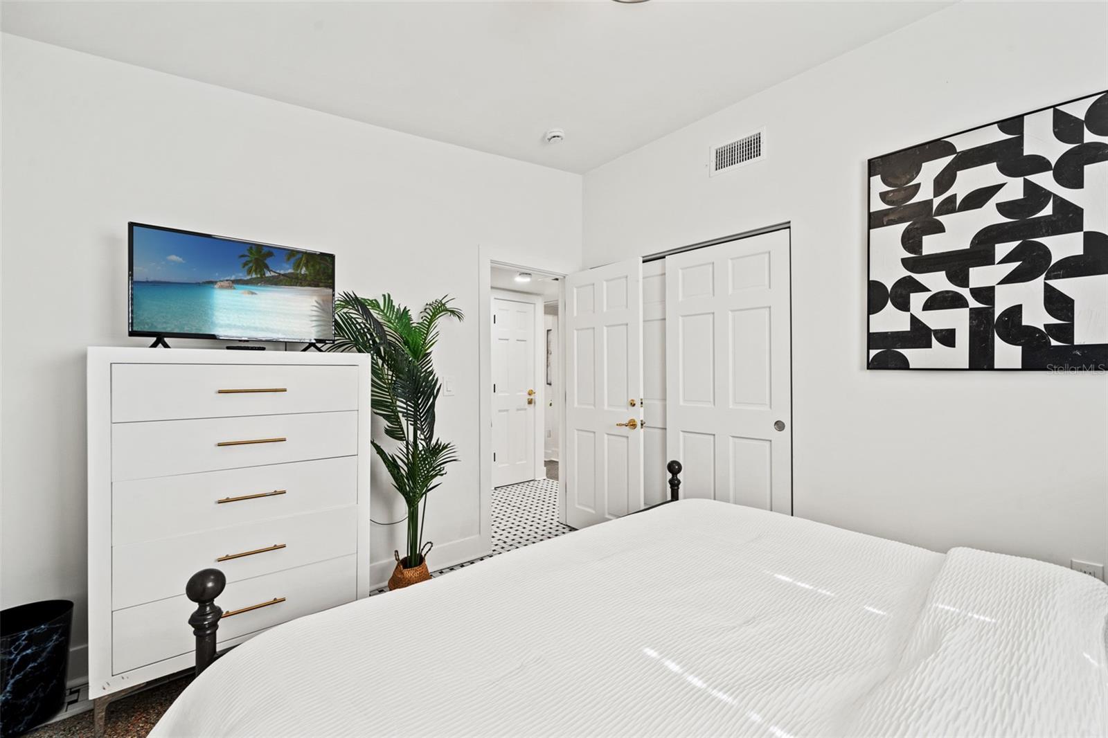 308 E HOLLYWOOD ST — photo 28