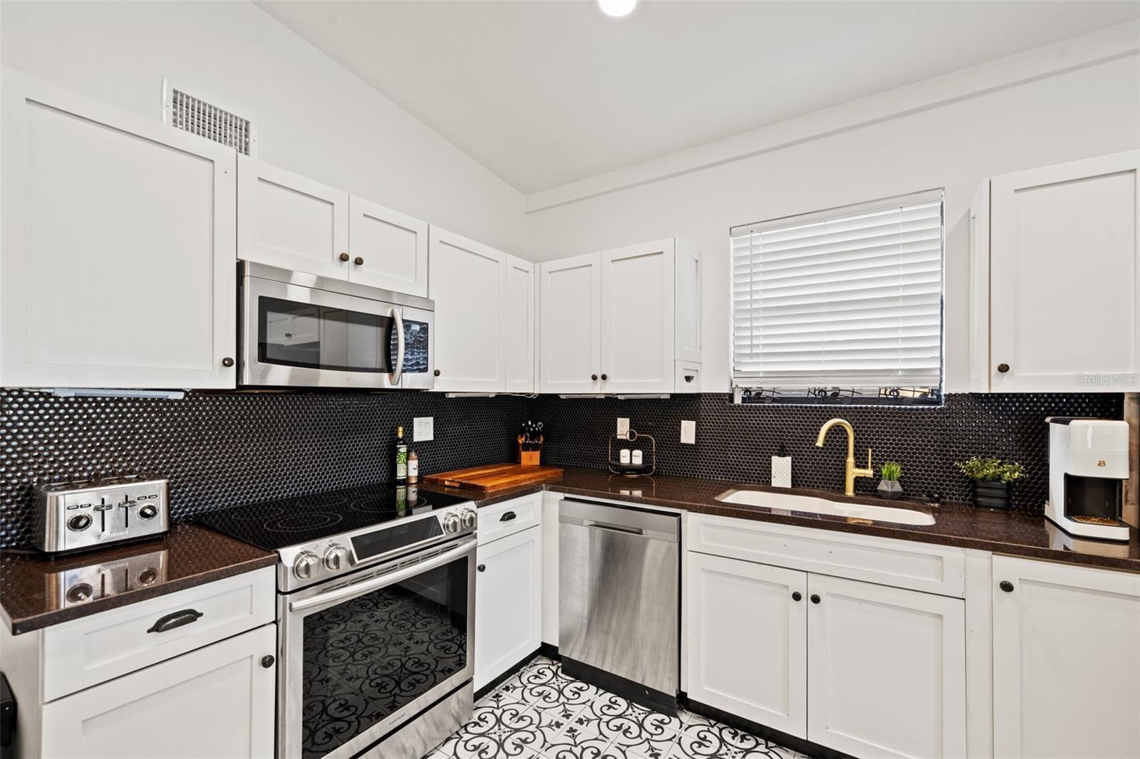 308 E HOLLYWOOD ST — photo 17