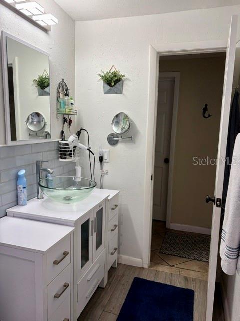 915 HARBOR HILL DR — photo 19
