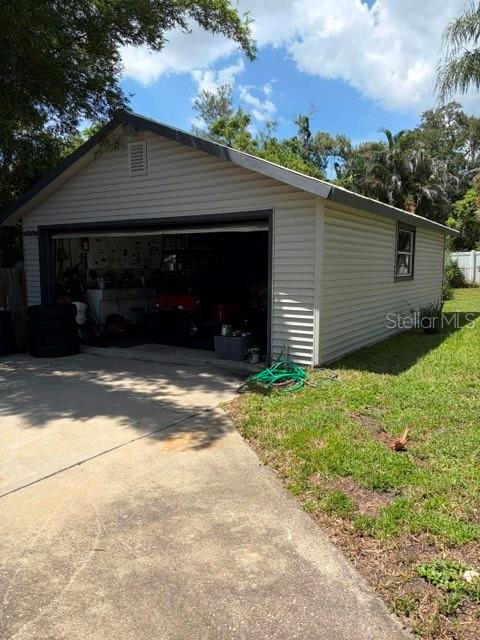 915 HARBOR HILL DR — photo 32