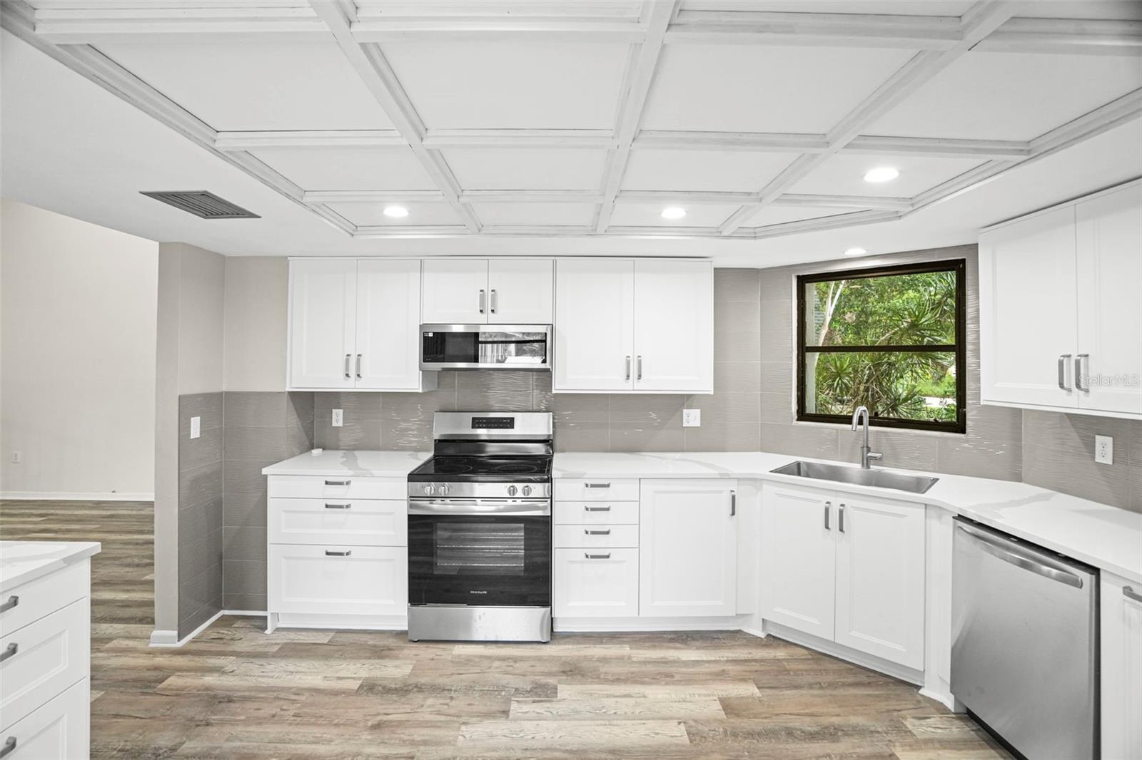 210 EDGEWOOD AVE — photo 15