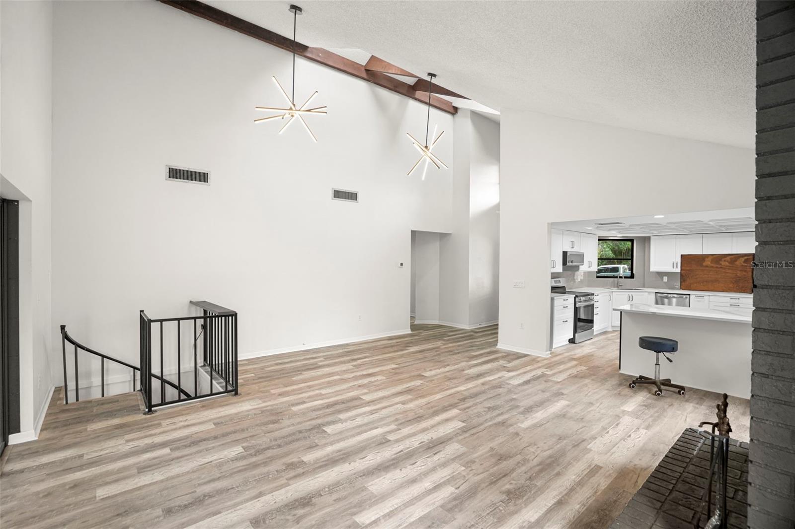 210 EDGEWOOD AVE — photo 8