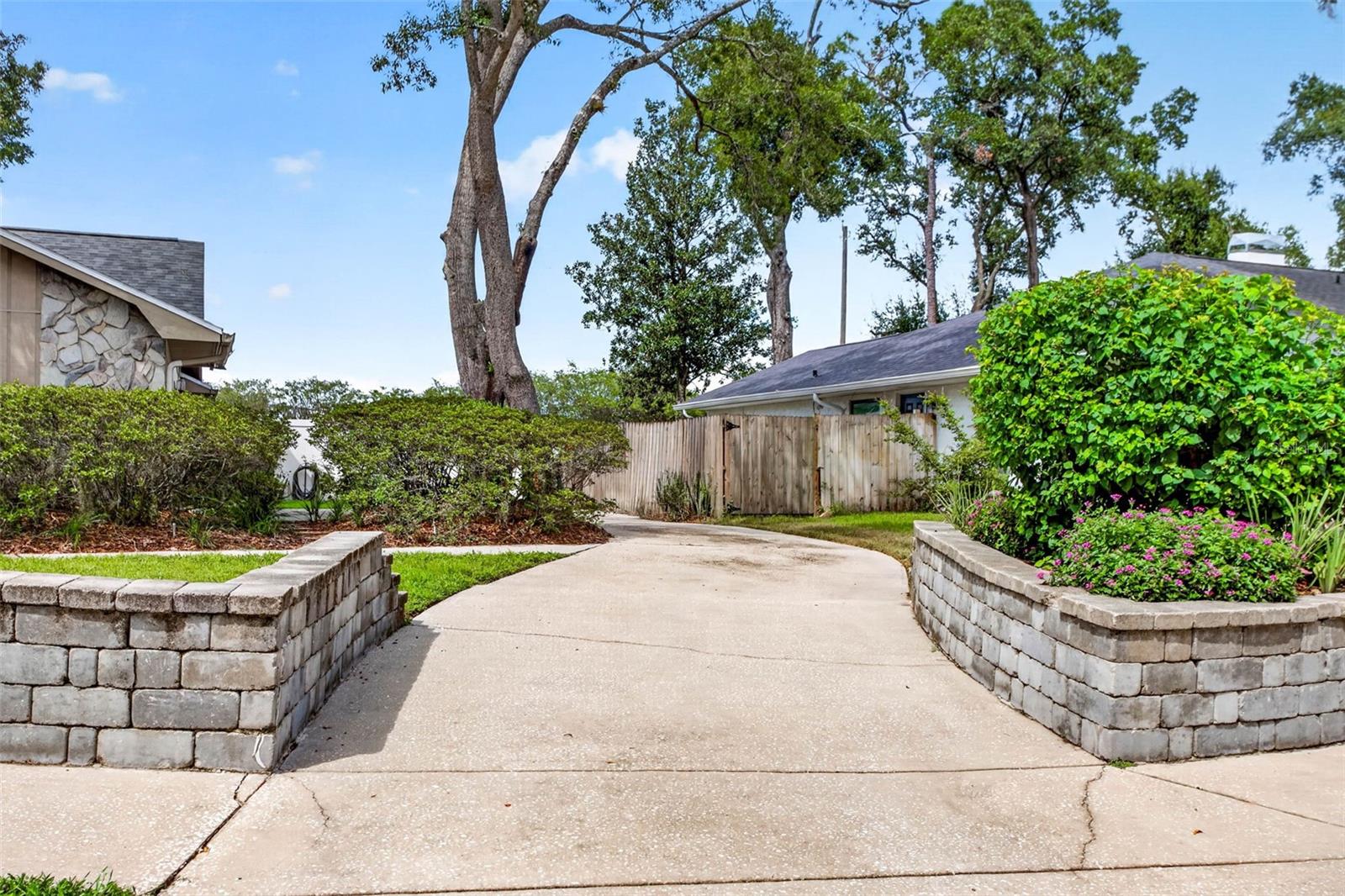 6328 N QUEENSWAY DR — photo 3