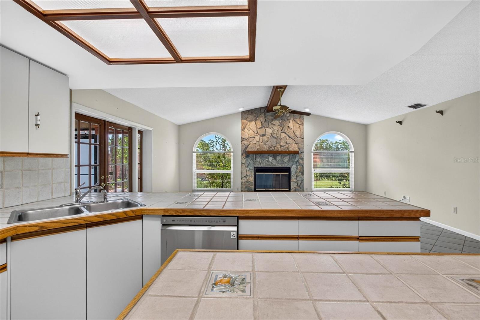 6328 N QUEENSWAY DR — photo 16