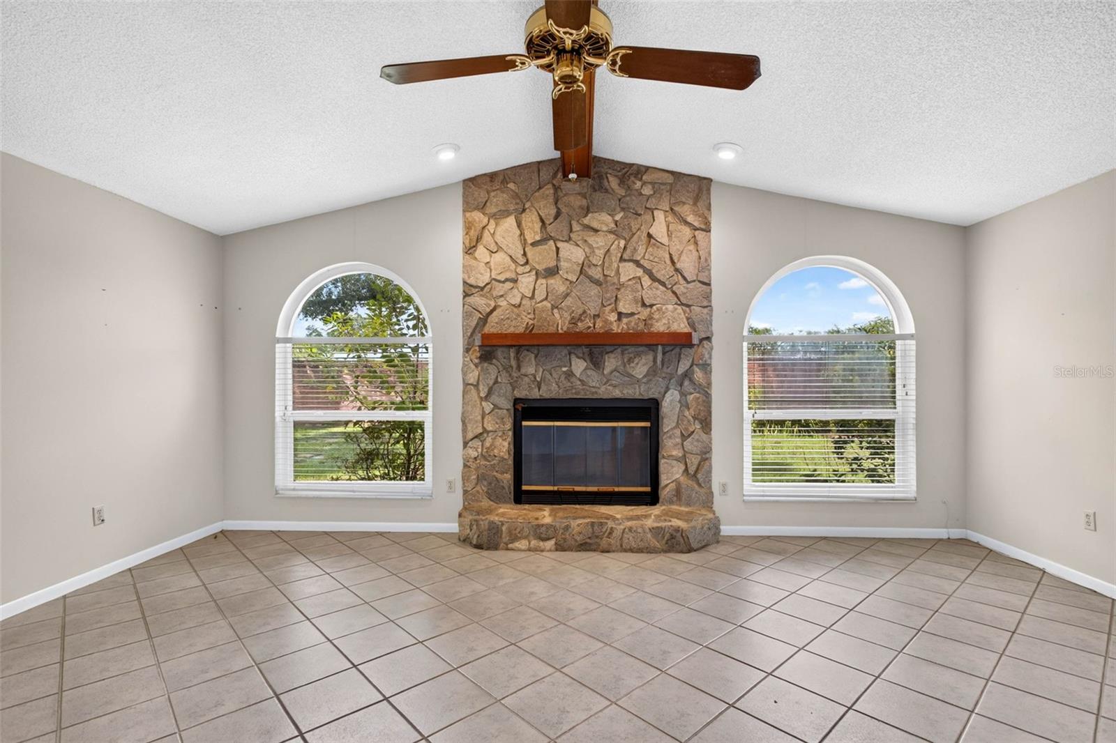 6328 N QUEENSWAY DR — photo 18