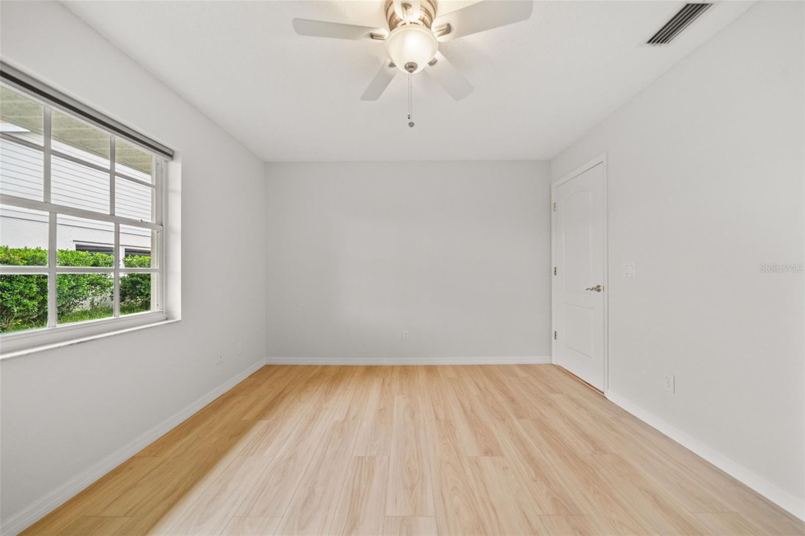 555 PARK ESTATES SQ — photo 24