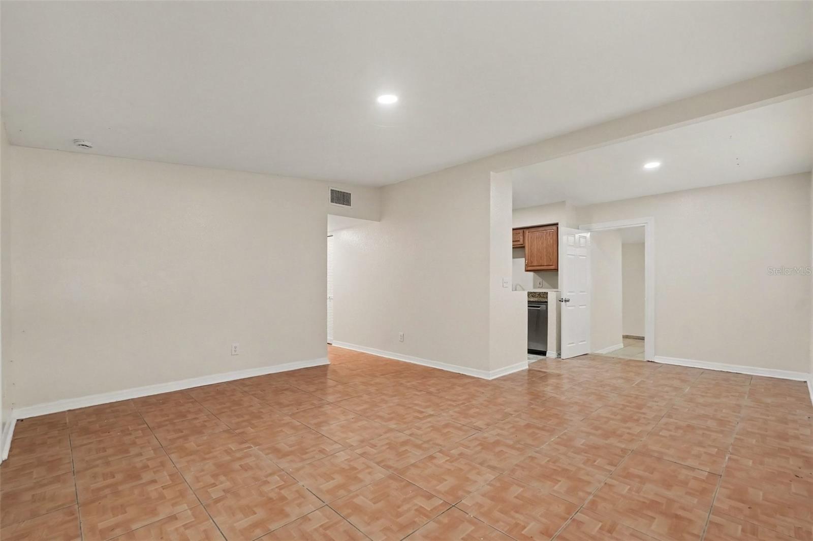 1503 W LINEBAUGH AVE — photo 3