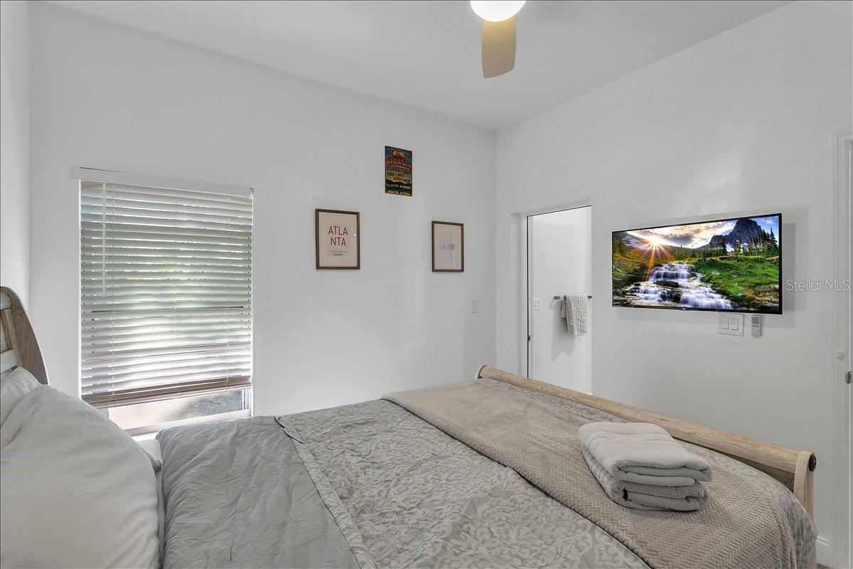 2402 W FIG ST — photo 14