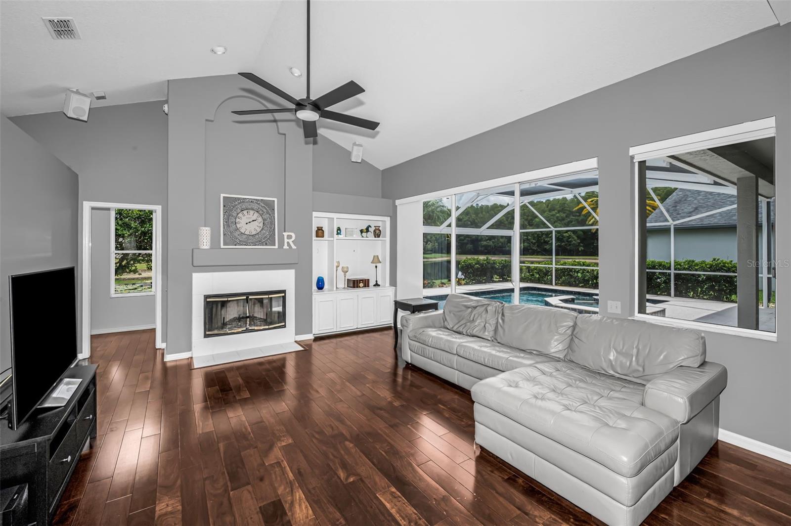 4084 LIGUSTRUM DR — photo 12